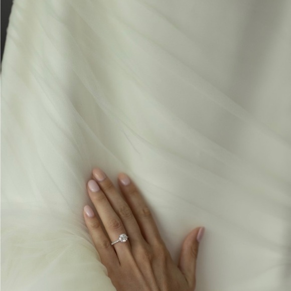 Vera Wang “Pavlova” wedding gown! - Picture 4 of 8